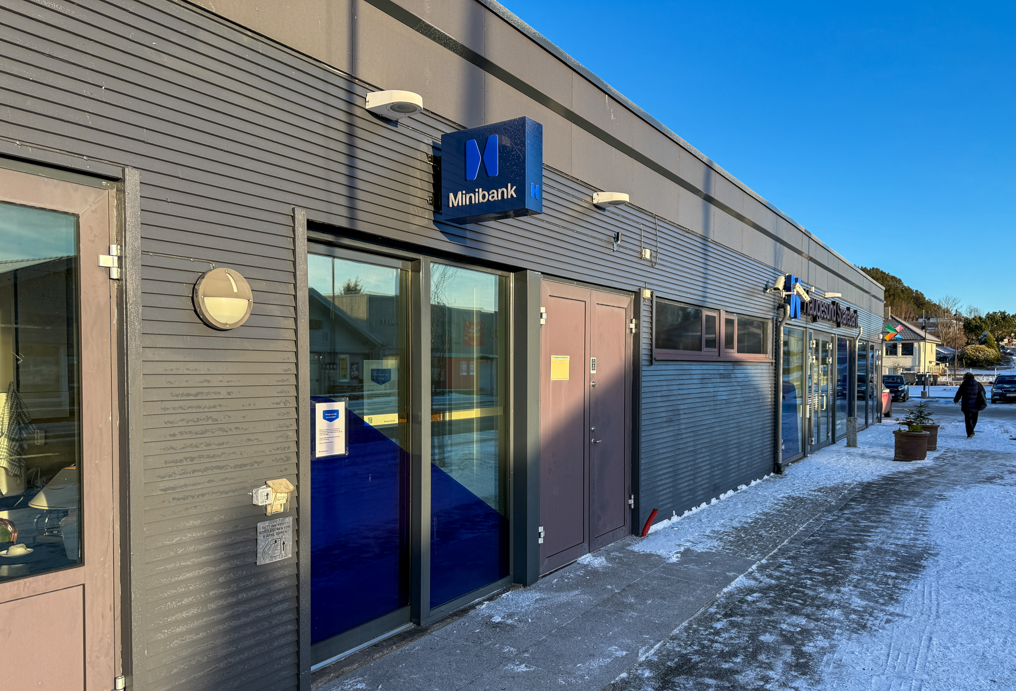 Det er ikke mulig å ta ut kontanter ved minibanken i Sveio sentrum lenger, men alternativet ligger bare noen meter unna. Foto: Morten Vågset Møller