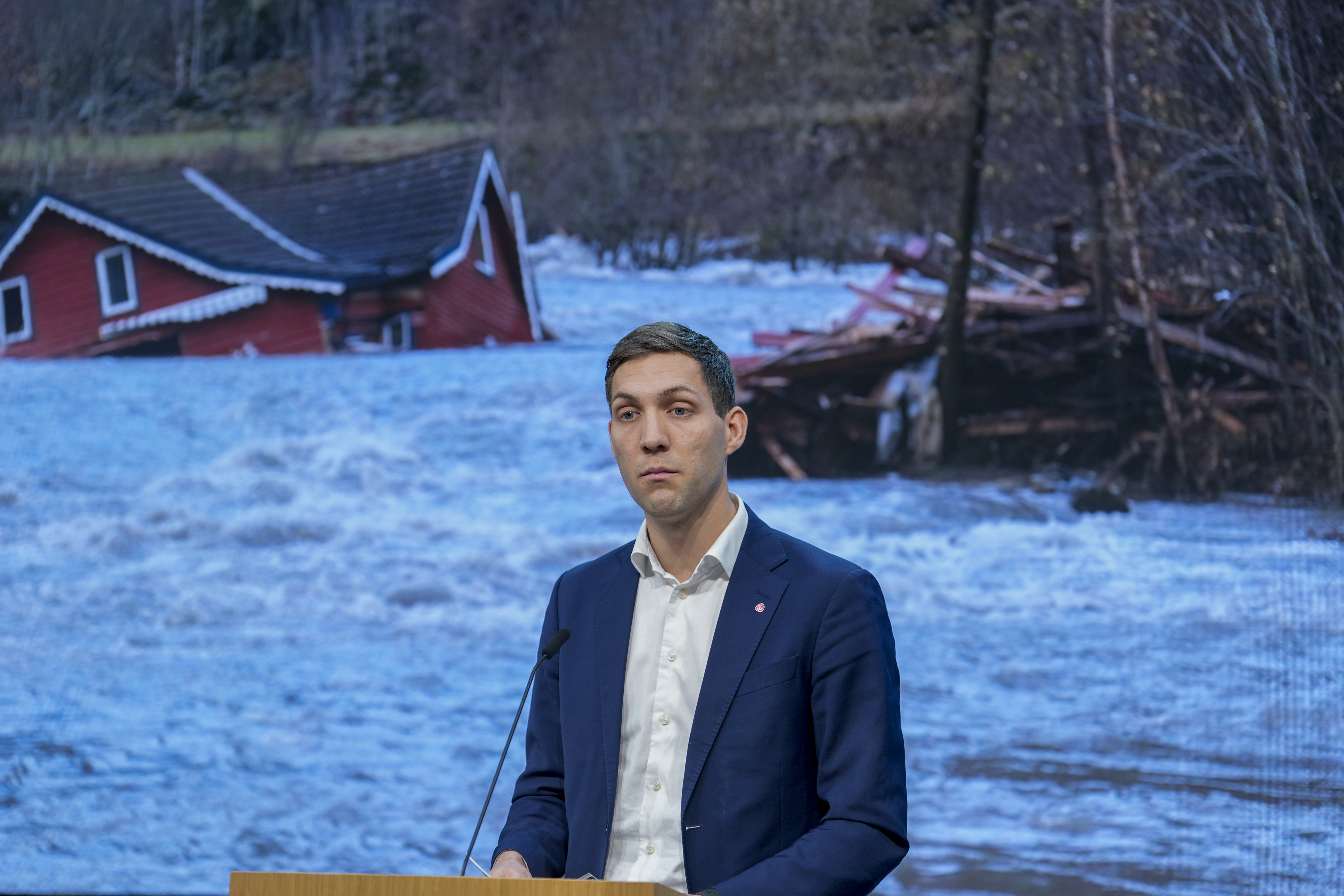 Klima- og miljøminister Andreas Bjelland Eriksen understrekar at samfunnet må riggast endå betre for å tilpasse seg klimaendringane. Her frå ein presentasjon i fjor haust. Foto: Terje Pedersen / NTB / NPK