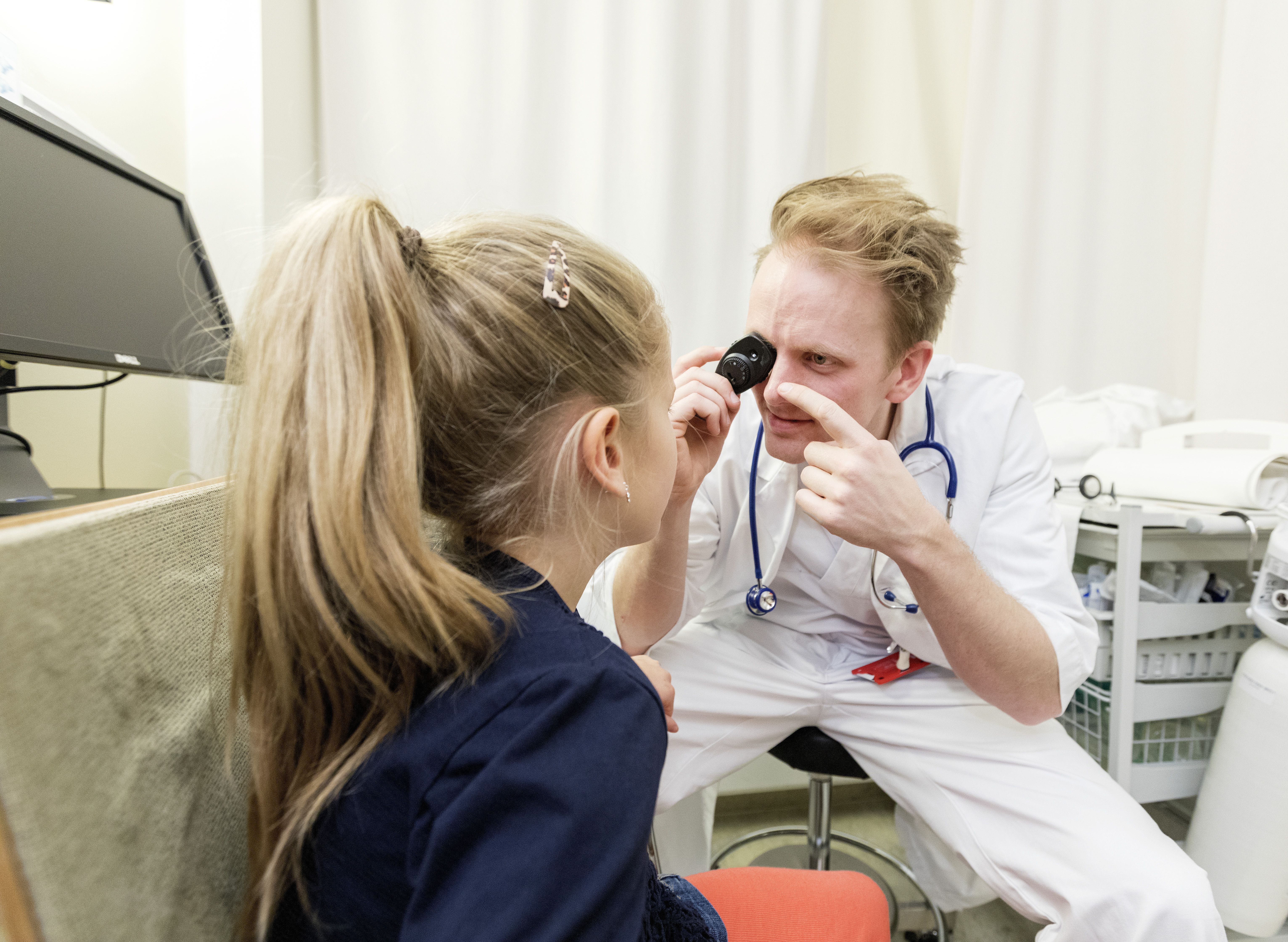 Frå 1. januar kan sjukepleiarar overta fleire oppgåver på legekontoret. Ordninga er meint å redusere belastninga for fastlegane og gje dei meir tid til oppgåver som krev legekompetanse. Foto: Gorm Kallestad / NTB / NPK