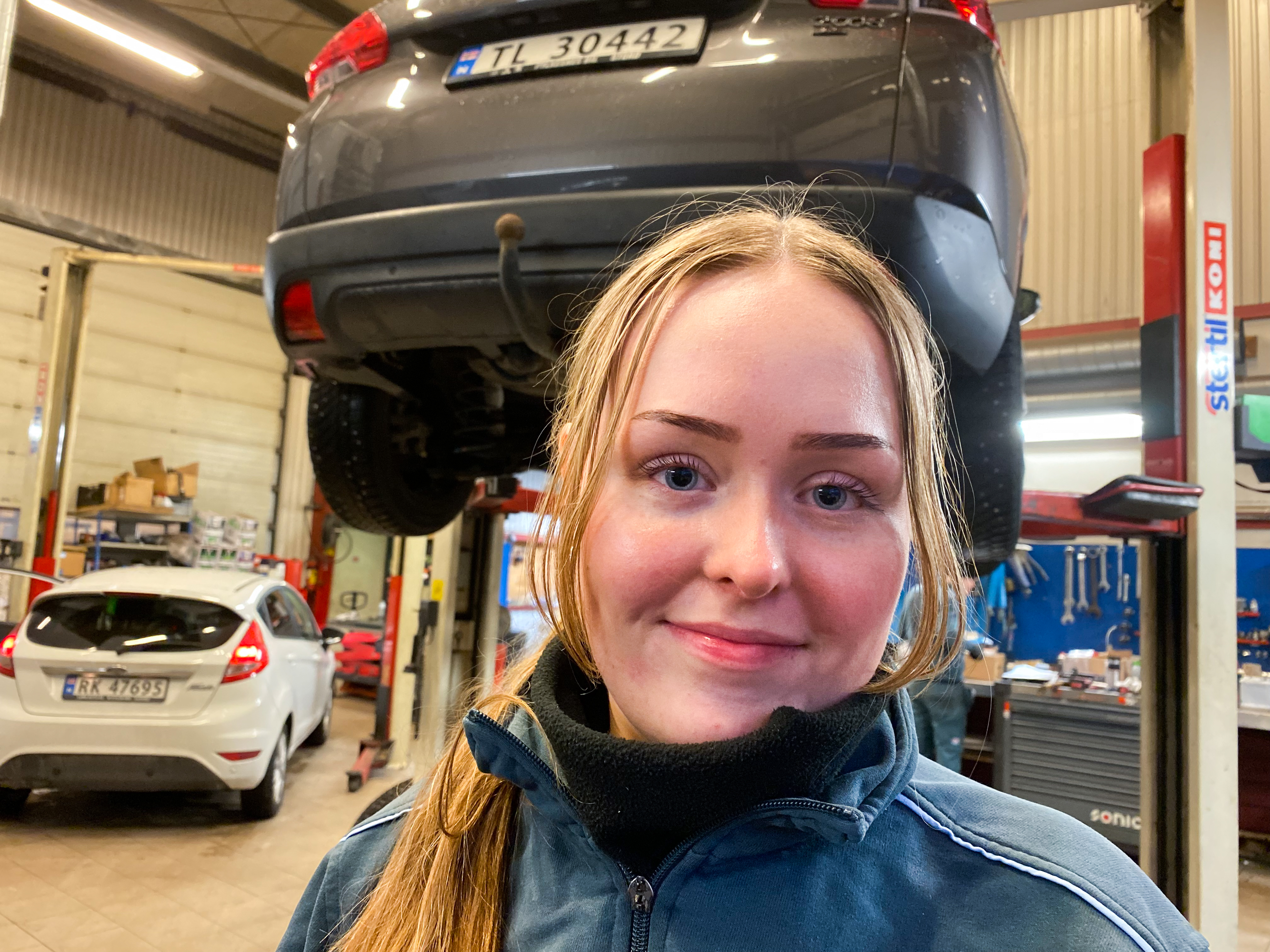 Gjennom læretida hos Førde Auto har Sandra fått prøva seg på mange ulike oppgåver. Foto: Thomas Førde