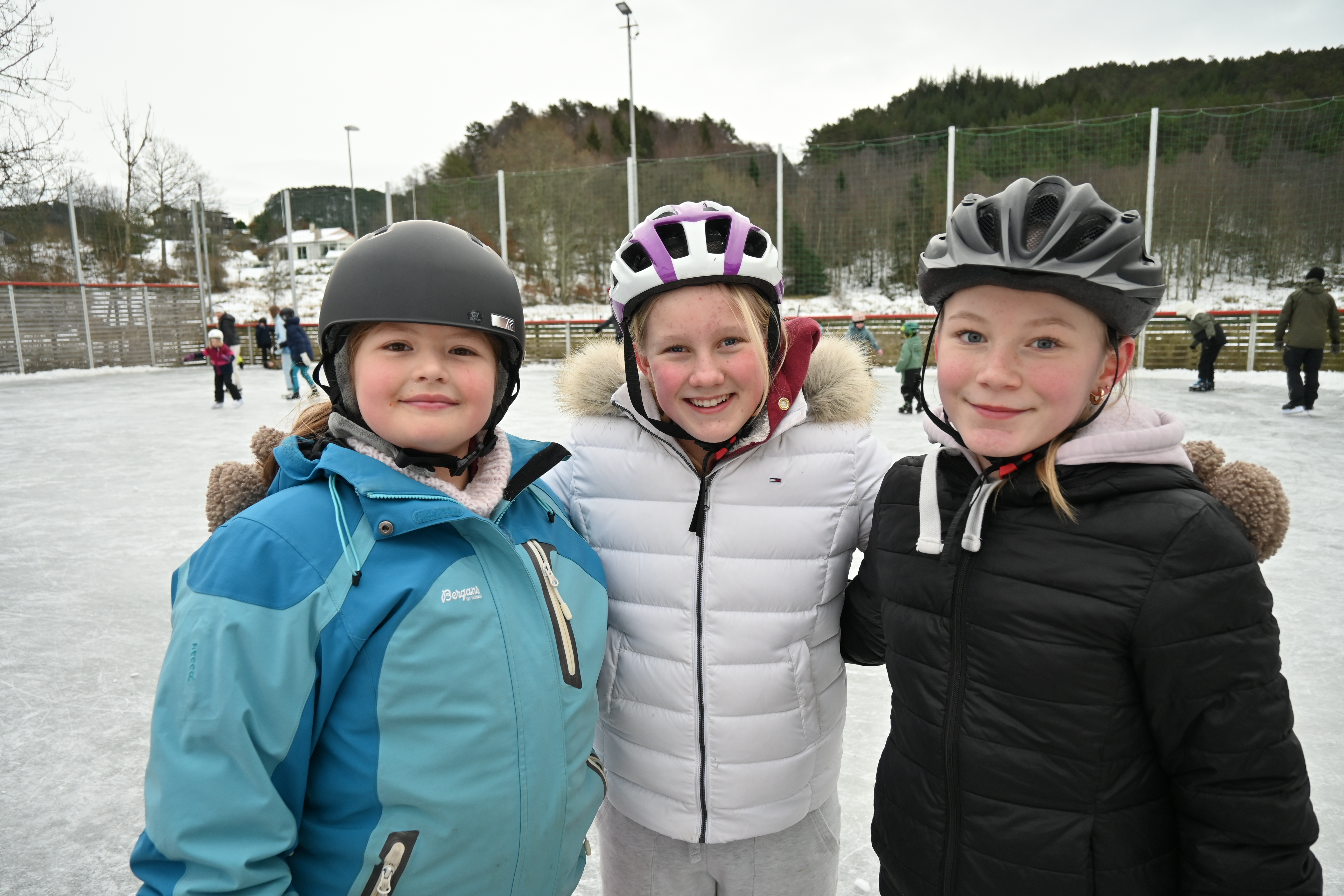 Sina Elise Nerland, Eliza Petzale og Charlotte Eriksen fortel at dei har brukt skeisebanen aktivt siste veka også på skulen. Foto: Sigrund Breistig