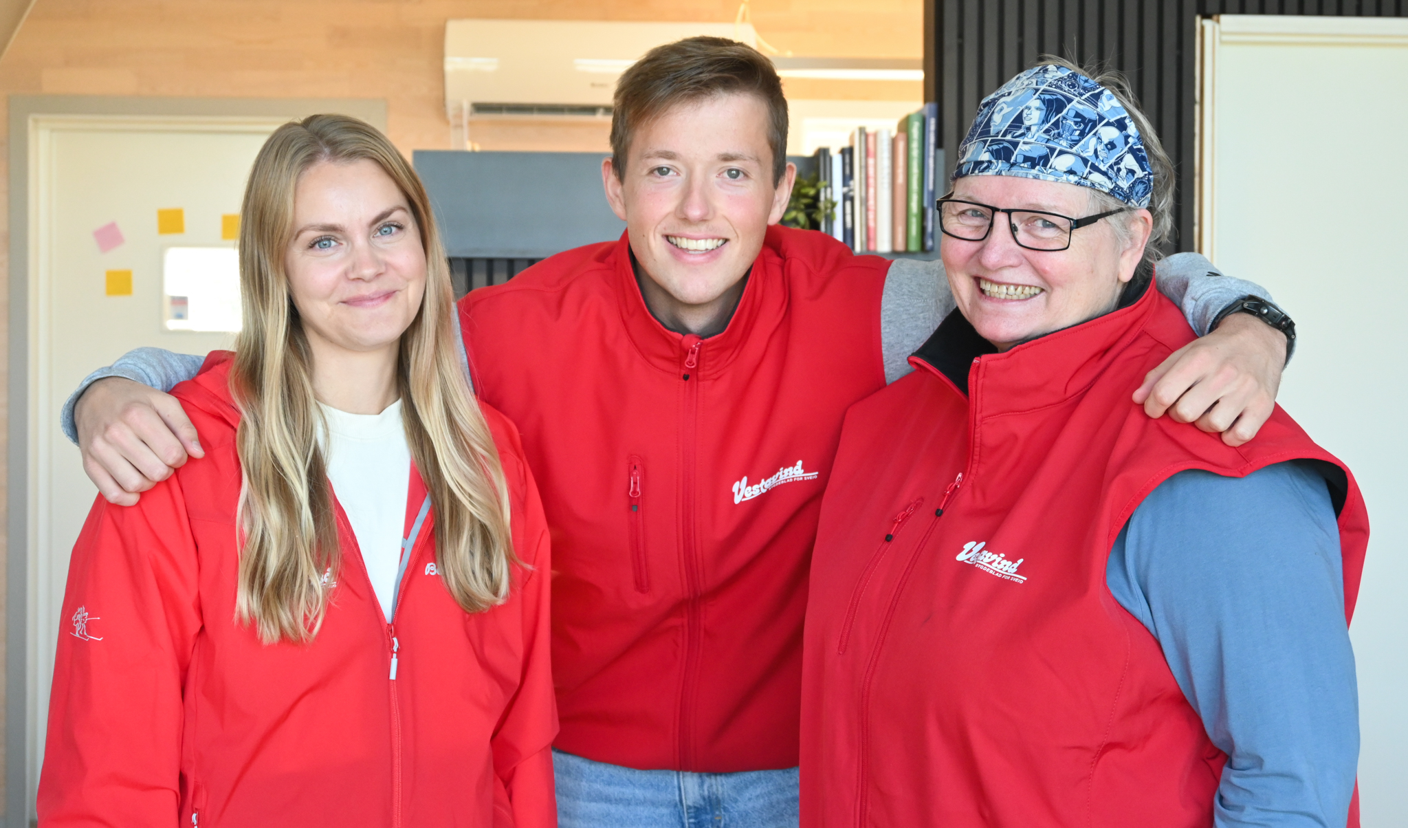 Susanne Lie Vallestad, Morten Vågset Møller og Ellen Marie Hagevik er i dag dei faste tilsette i Vestavind. Dei gler seg over 40-årsjubileet og håpar sveibuen vil vere med på feiringa. Foto: Vestavind