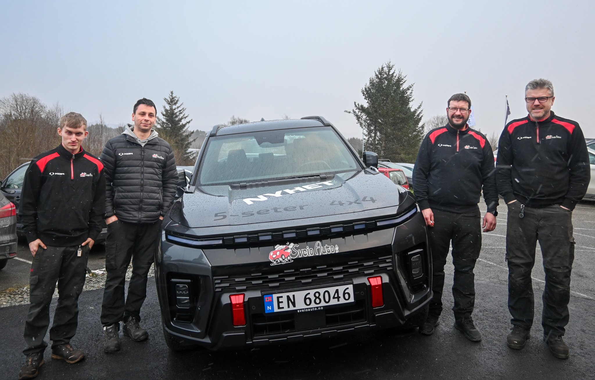 Gjengen i Sveio Auto kan se tilbake på en rekordmåned i bilsalget. Firehjulstrekkeren i midten ble en av nøklene til suksessen. Fra venstre: Vegard Bugge Jensen, Håkon Ureta Hansen, Vegard Nordvik og Rafal Turkowski. Foto: Morten Vågset Møller