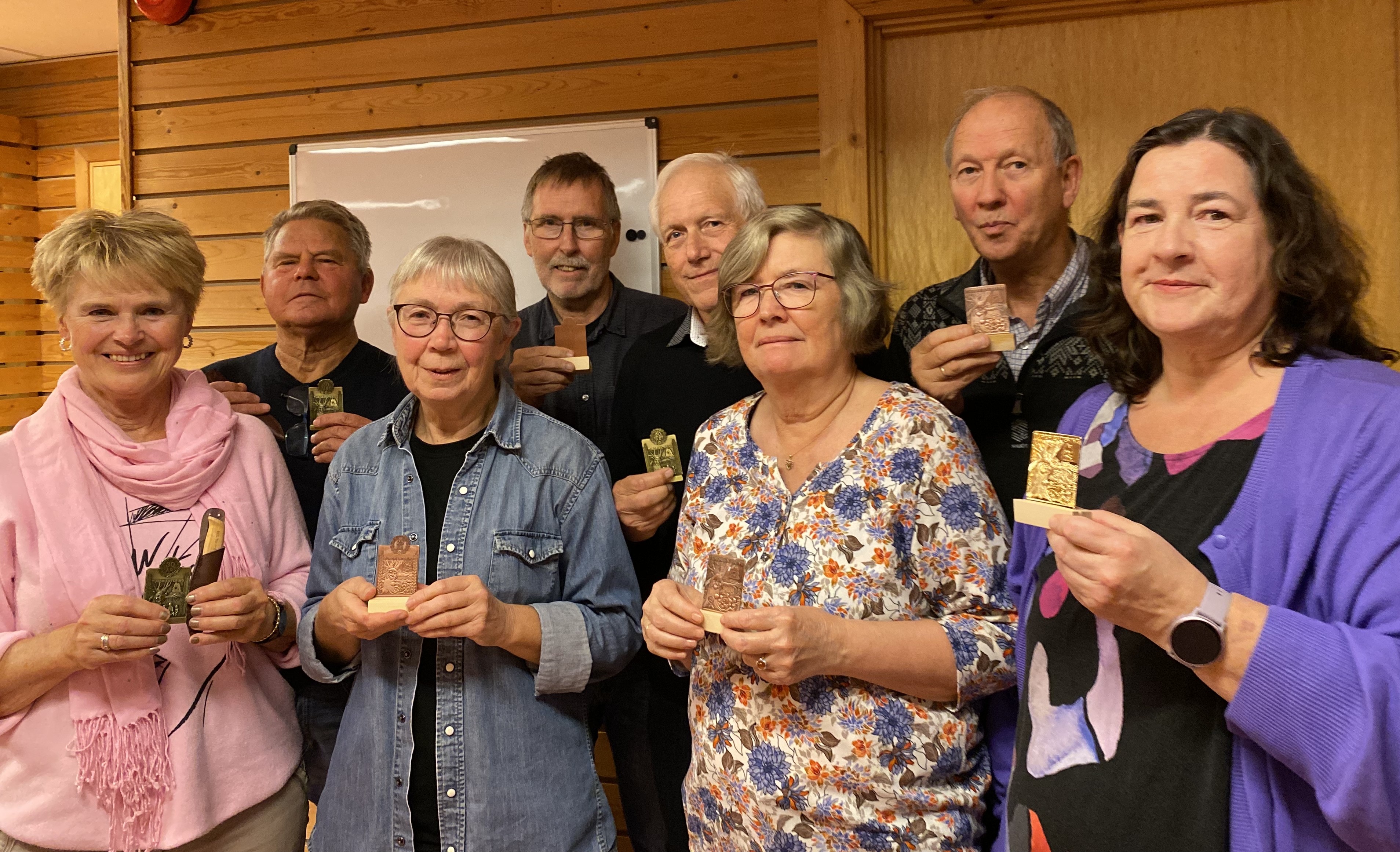 Åtte plakettvinnarar samla etter utdelinga under årsfesten: Frå venstre: Kristina Enerstvedt, Sigmund Enerstvedt, Astrid Førsund, Inge Berglund, Oddvar Svendsbø, Marit Husby, Arild Wiersen og Kathy Ann King Johannessen. Foto: Thomas Førde